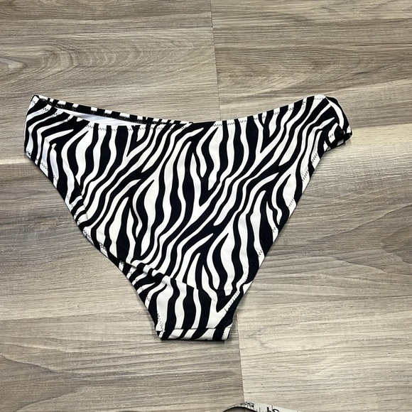 🏁 Cupshe black and white  bathing suit bottoms NWT size large - Picture 5 of 6